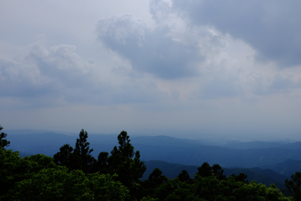 山頂は曇り空