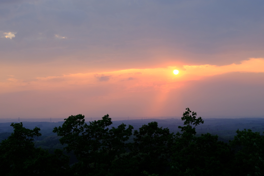 雲の切れ間からの夕日