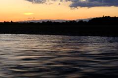 夕暮れの川