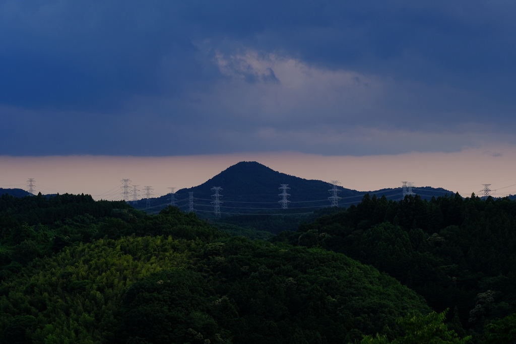 夕暮れの里山