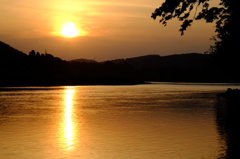 夕暮れの川