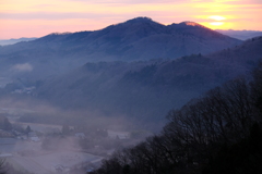 朝靄に包まれた山里