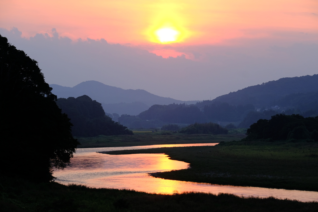 川の夕暮れ