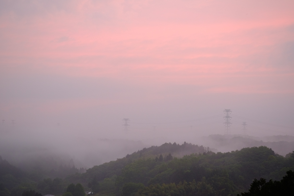 小雨に煙る夕暮れ