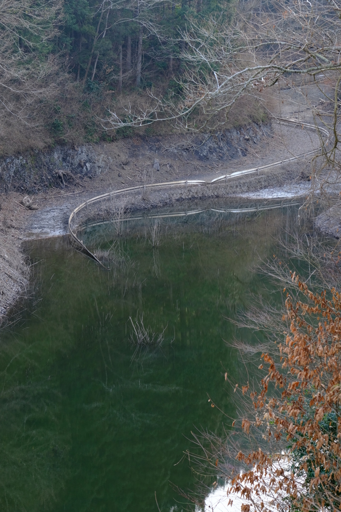 ダム湖に沈んでいた道