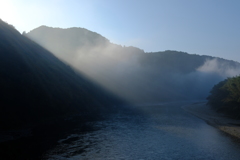 朝の光差す川面