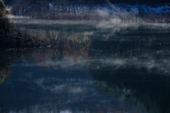 湖面の朝靄