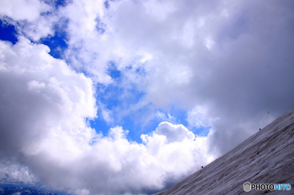 雲の隙間から青空