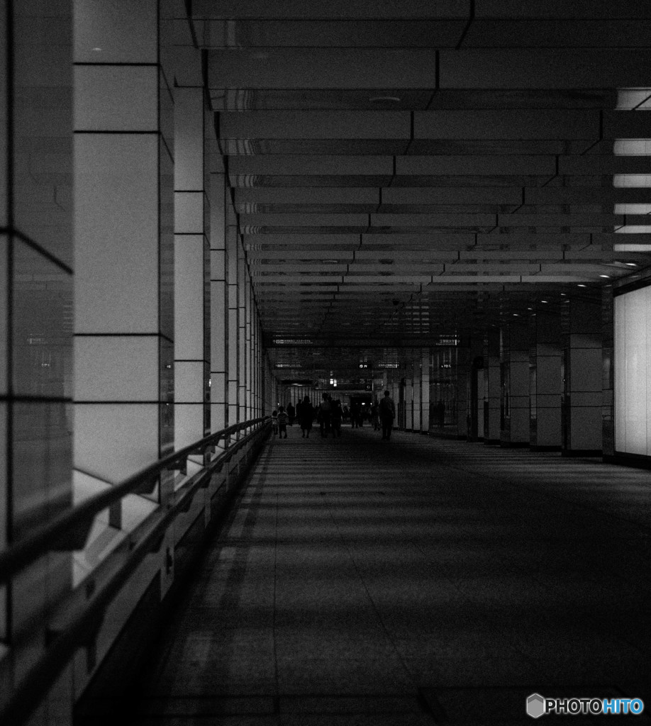 駅へ向かう人々