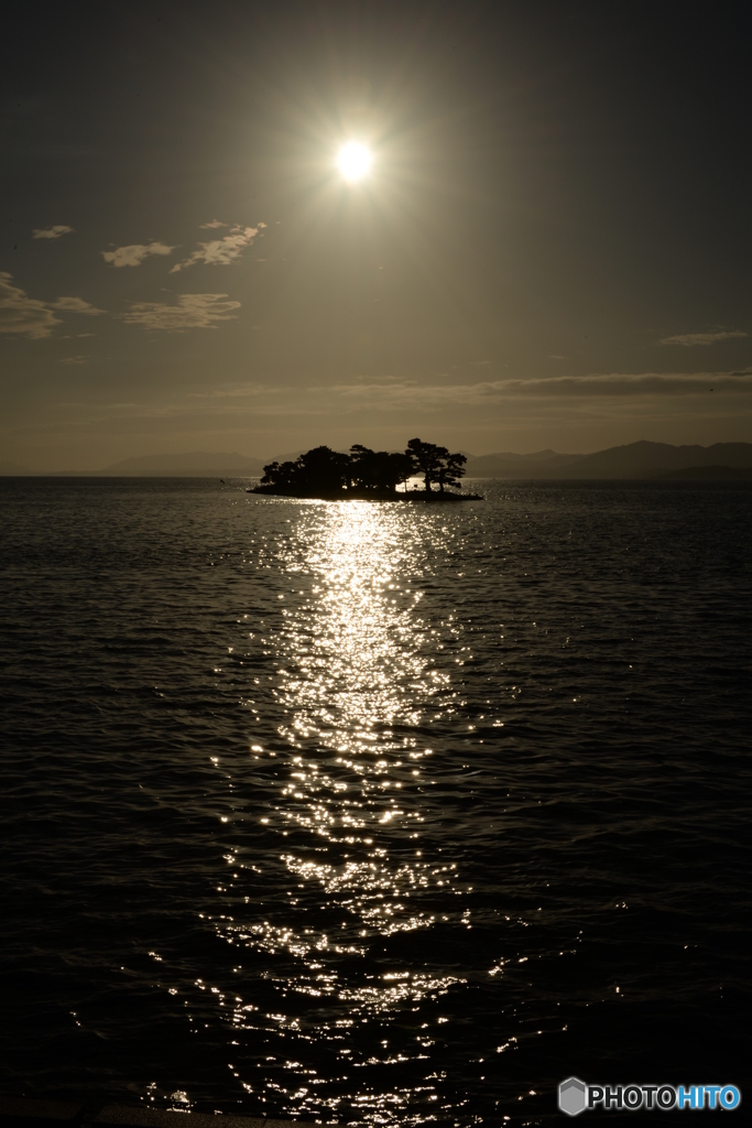 湖に浮かぶ島と光