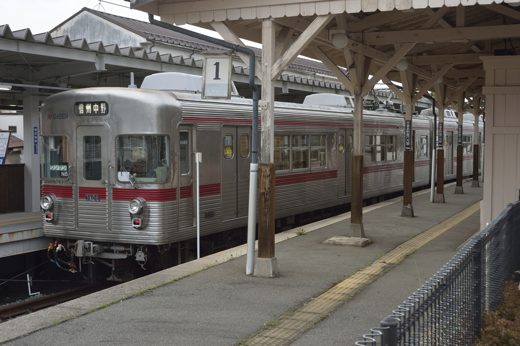 長野電鉄普通列車in湯田中駅