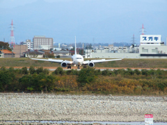 富山空港　滑走路上Uターン