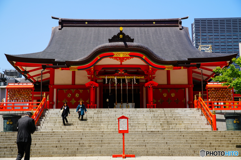 花園稲荷神社 本殿朱色と青空