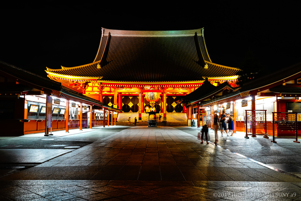 夏の夜 浅草 浅草寺境内