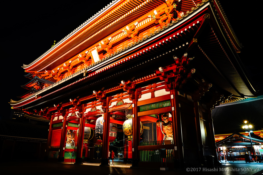 夏の夜 浅草 浅草寺境内