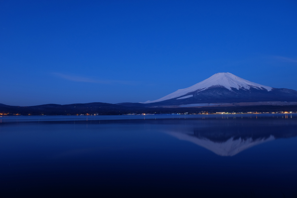 青く