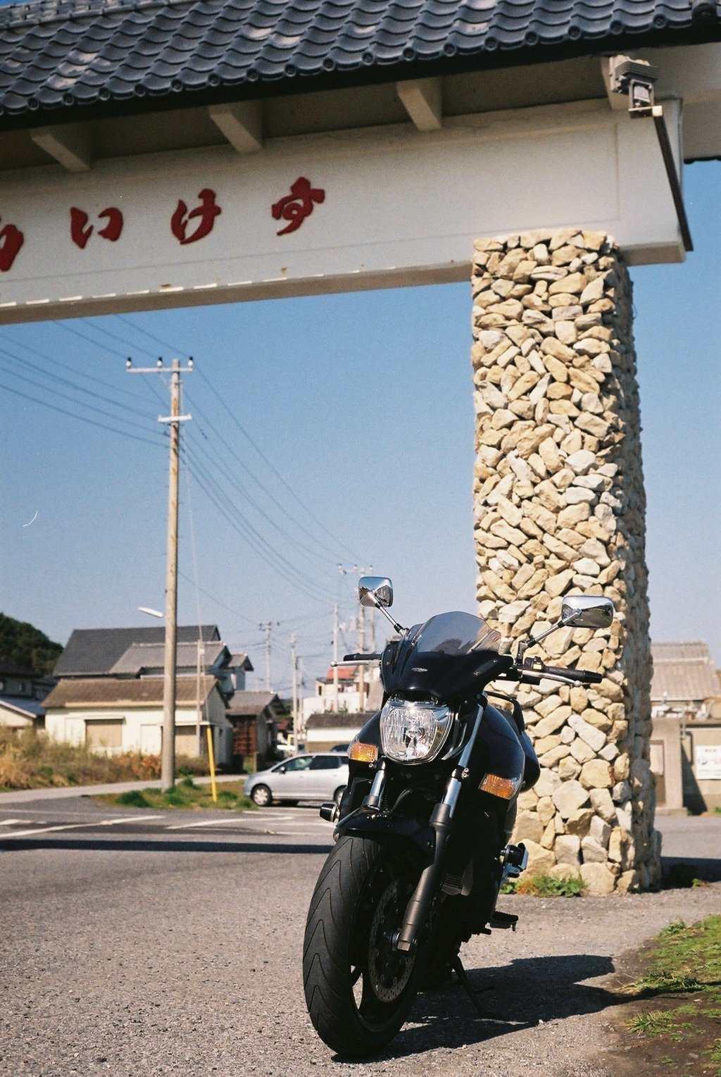 鳥居ぽいものの前で
