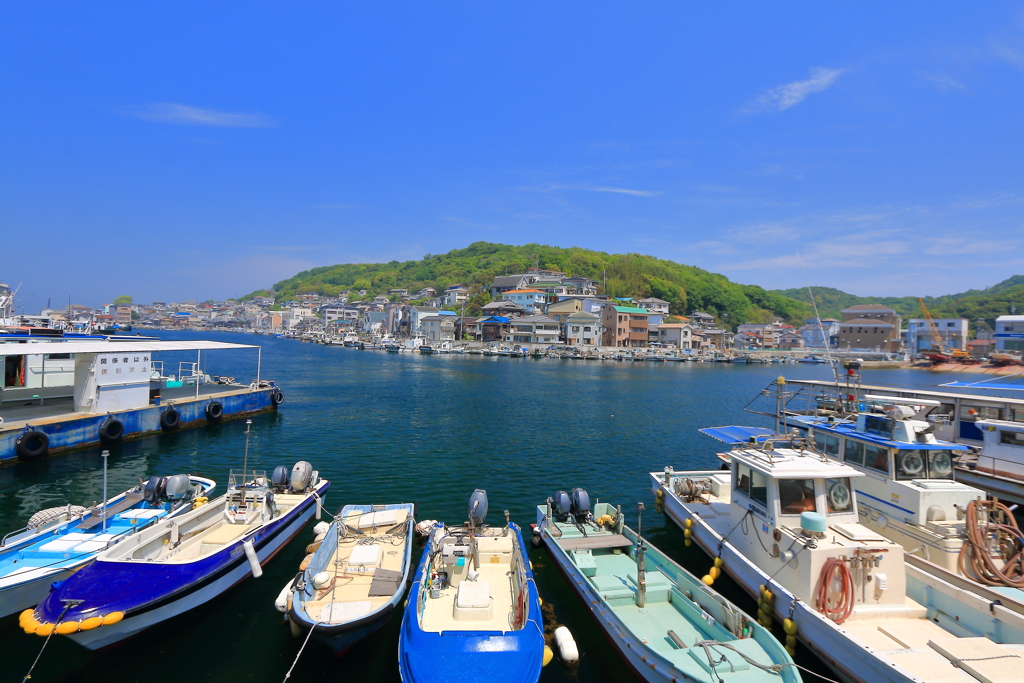 小さな島の小さな港町