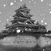雪舞う松本城