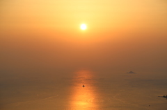 金色の海に浮かび今日の糧を得る者なり