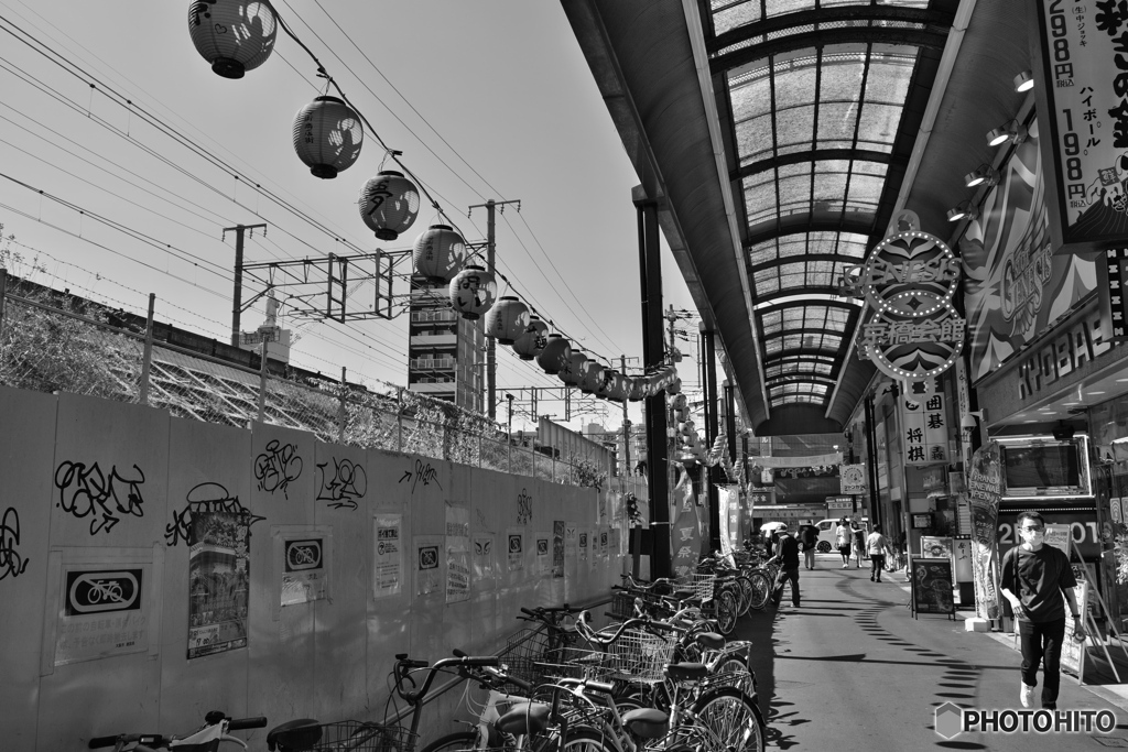 夏の眩しいアーケード