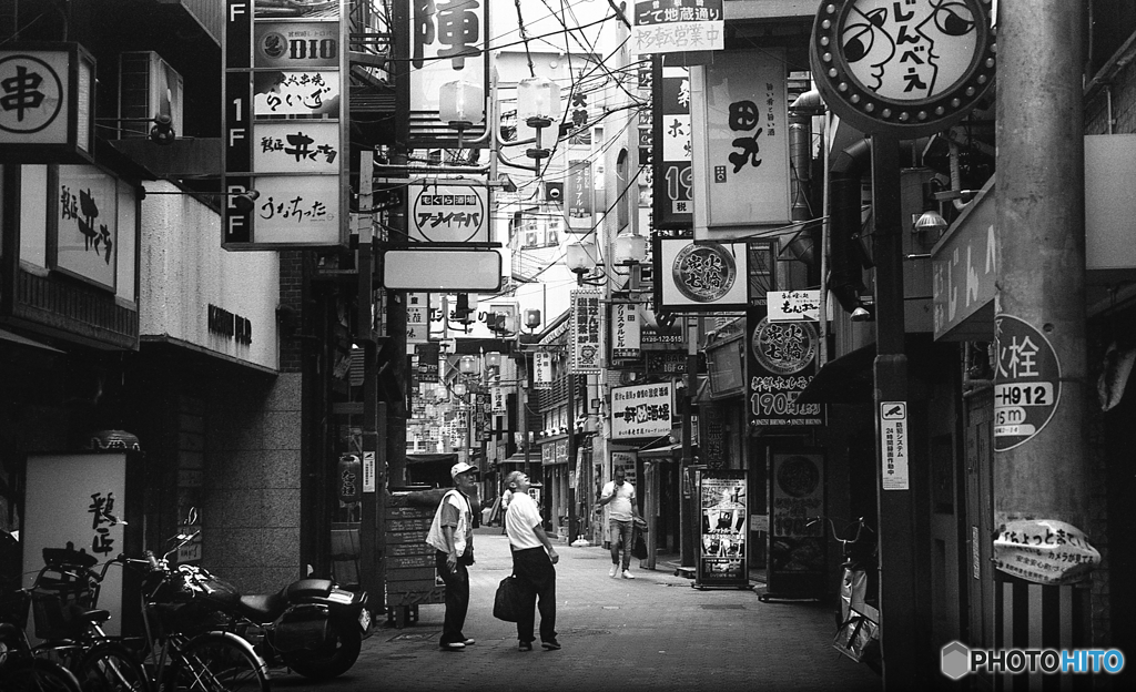 見上げる　〜オッチャンたちの店定め〜