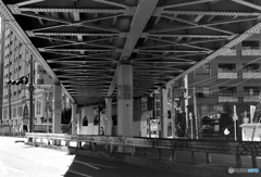 鉄道架橋下