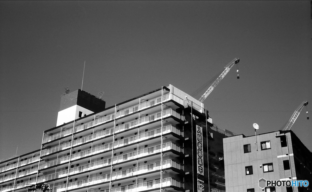 青空と赤い色のマンション