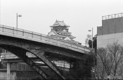 天守閣と歩道橋