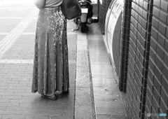 待つ女性