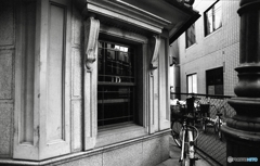 梅田風景4  窓と自転車