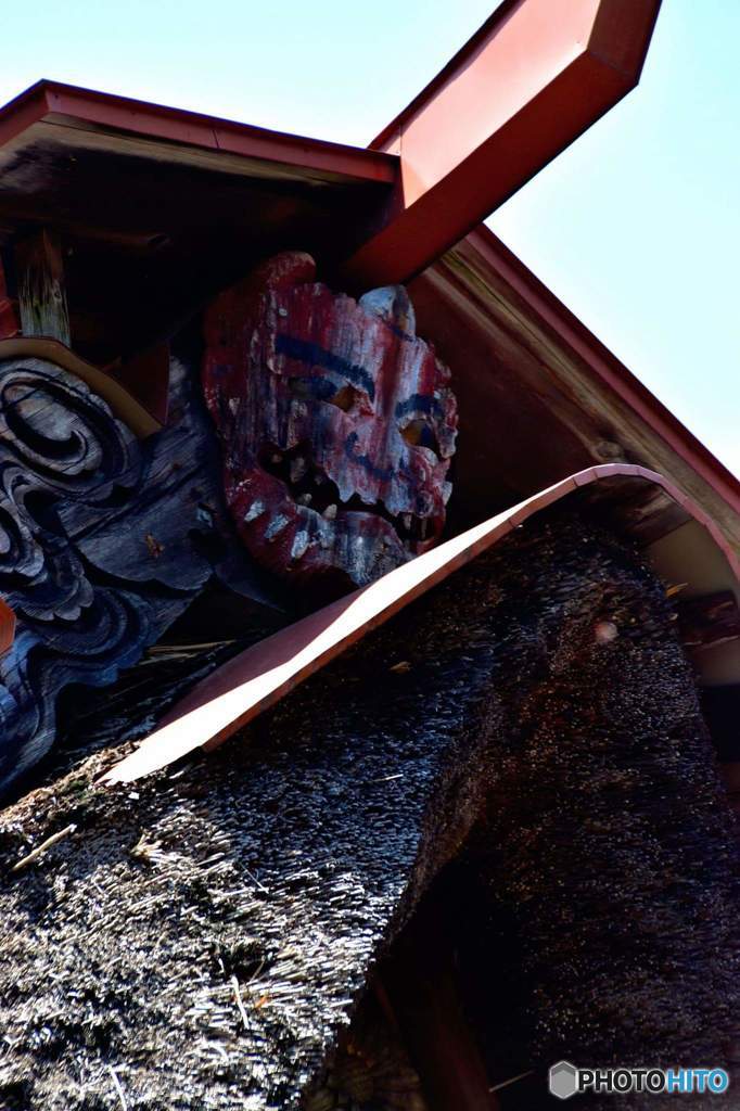 笹野観音堂の屋根には鬼の顔