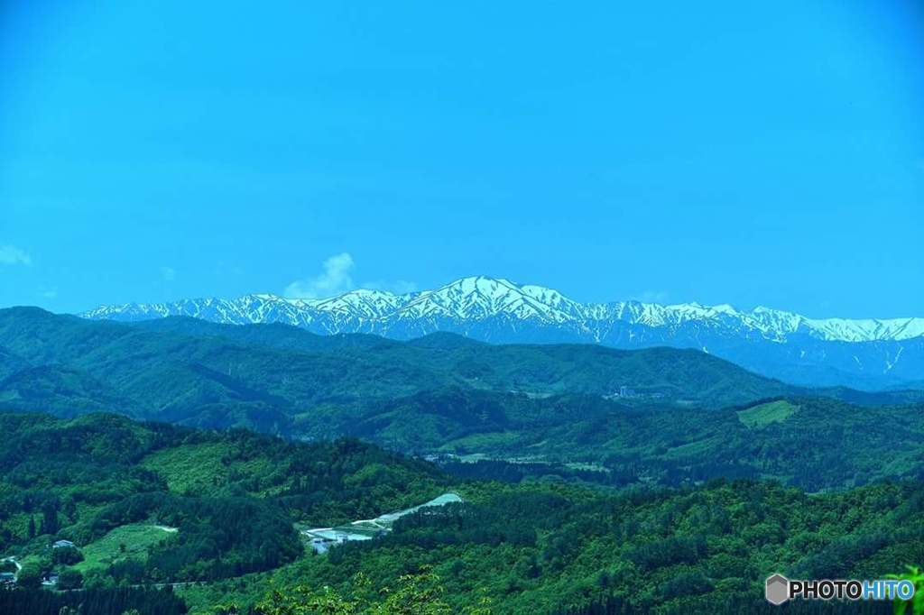 雪が残る飯豊連峰