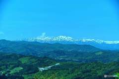雪が残る飯豊連峰