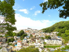 右に見えるのが鷹取山です