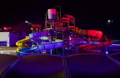 光るウオータースライダー