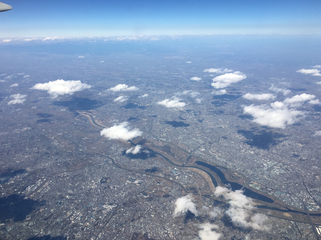 街に影を落とす雲