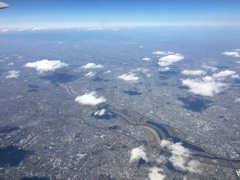 街に影を落とす雲