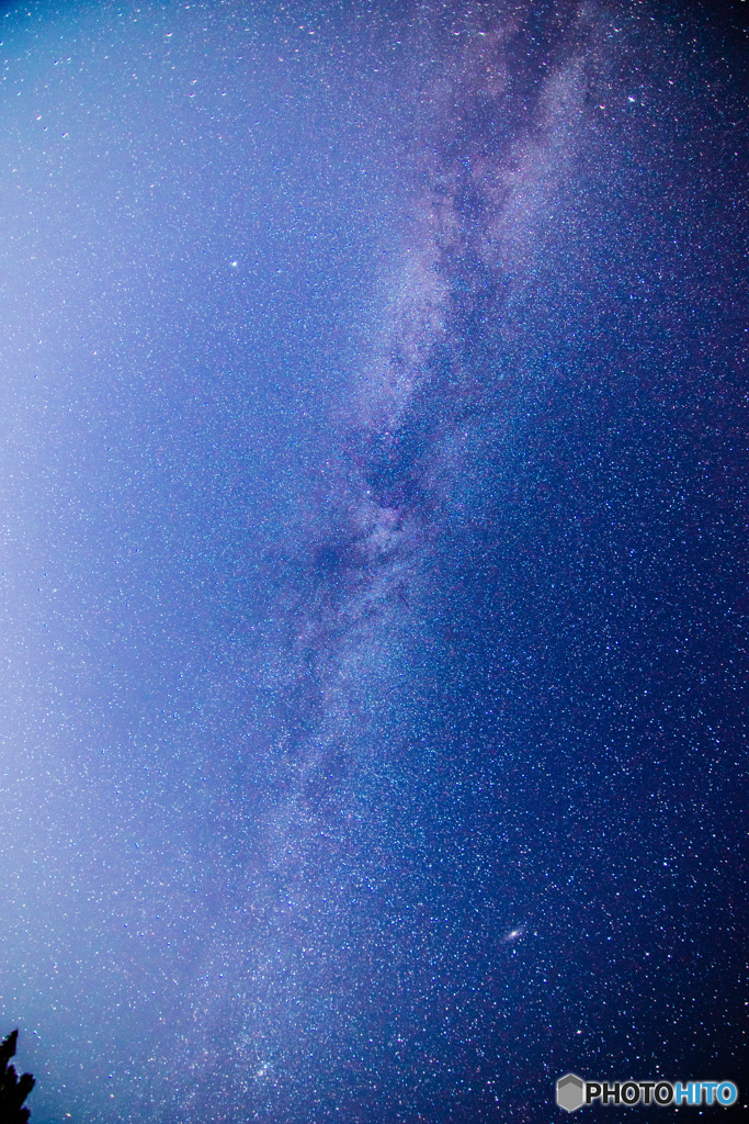 大きな天の川と小さな星雲