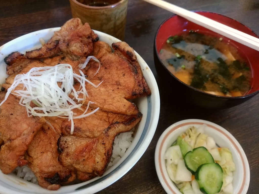 豚丼・豚丼・豚丼...って三回(大声で)唱えたら...