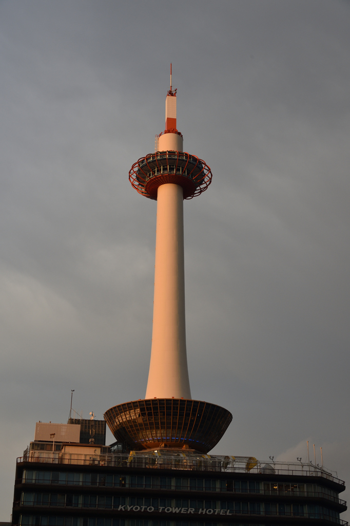 夕陽に染まる京都タワー