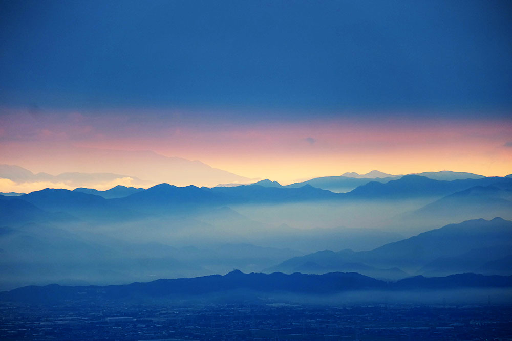 朝の山