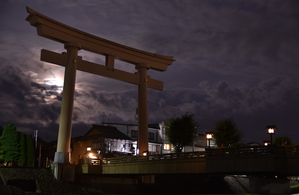 薄雲の向こうの十五夜