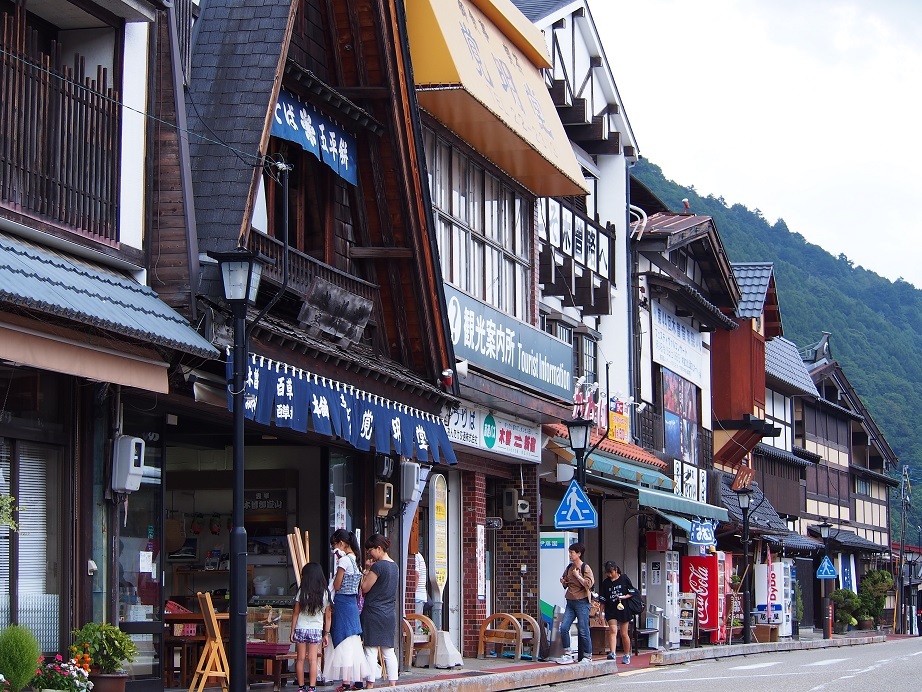 木曽福島駅前の風景。