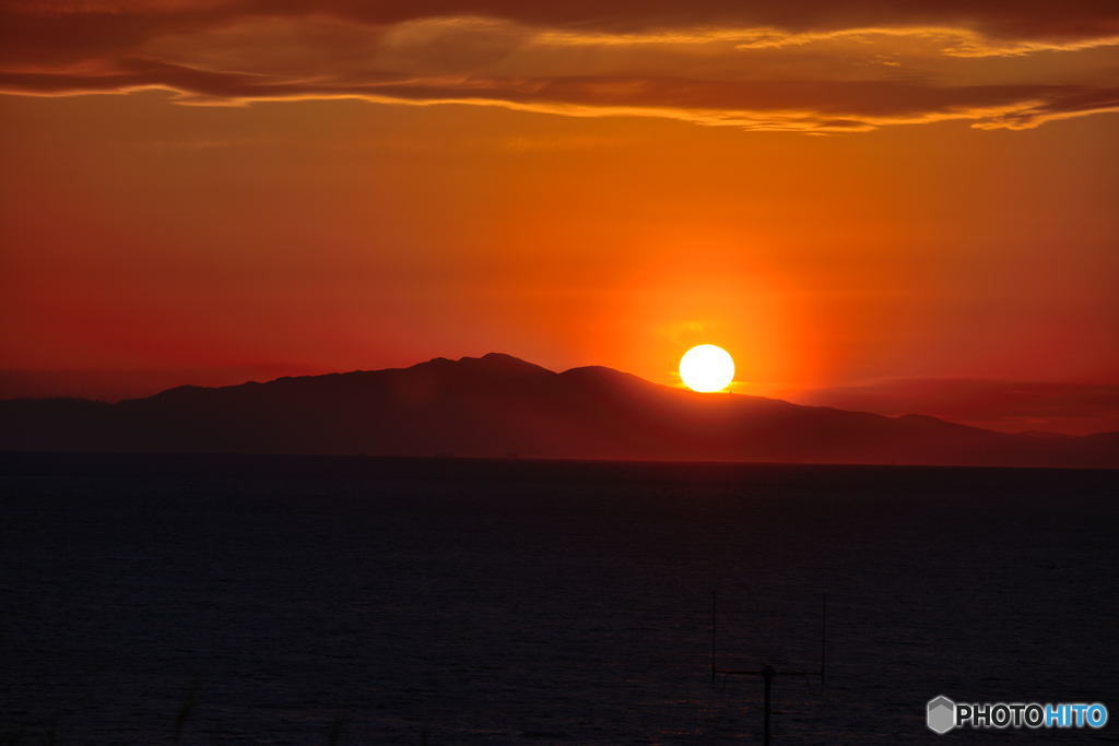大島に落ちる夕日