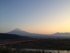 朝陽を浴びる富士山