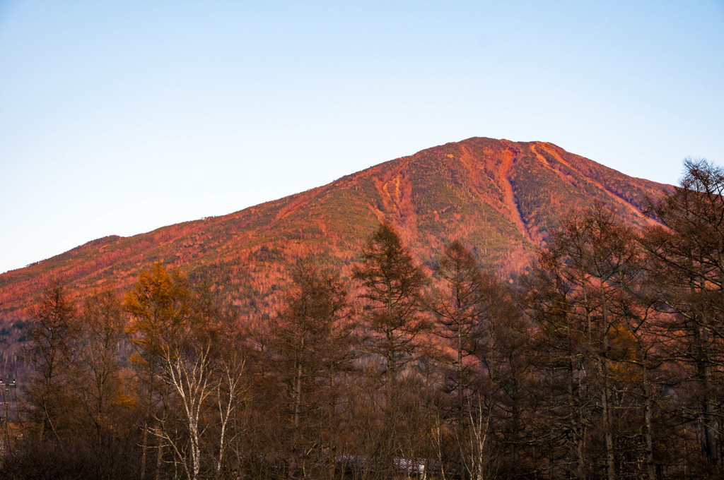 夕日に染まる男体山