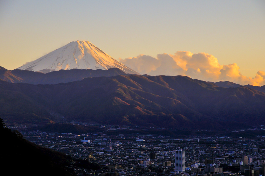 夕暮れの甲府盆地