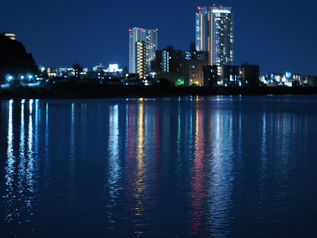 対岸は不夜城