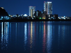 対岸は不夜城